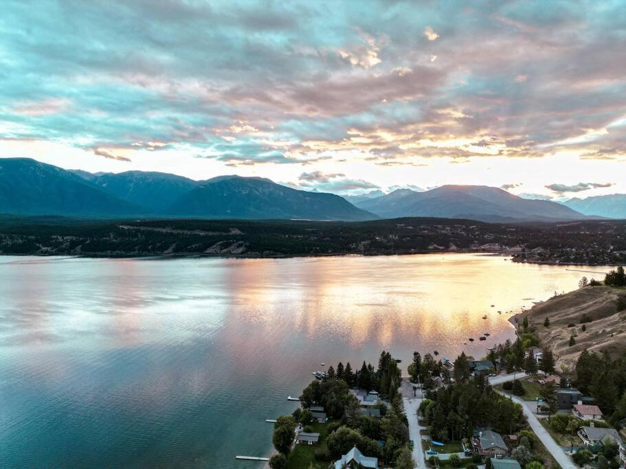 Oasis Getaway, Mins To Lake, King Bed, Dbl Garage Invermere Exterior photo