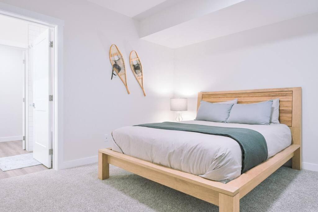Oasis Getaway, Mins To Lake, King Bed, Dbl Garage Invermere Exterior photo