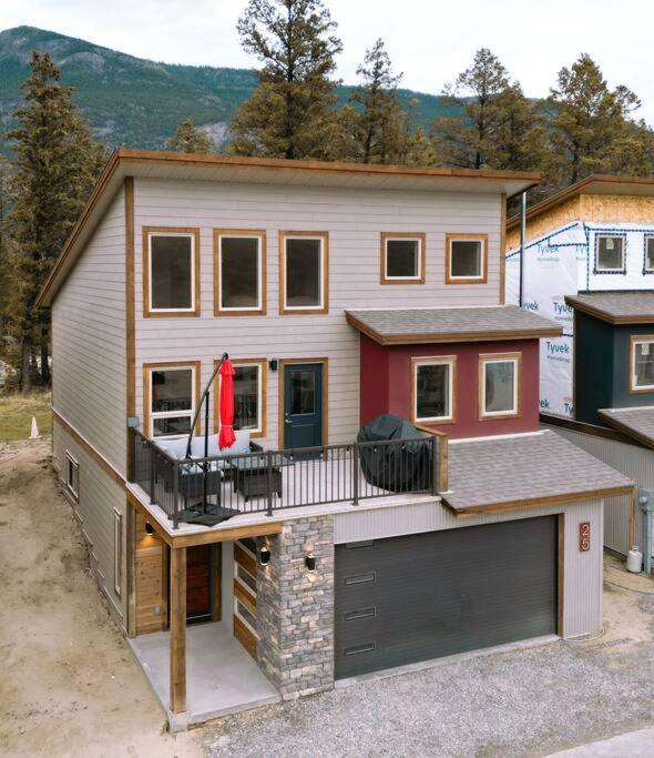 Oasis Getaway, Mins To Lake, King Bed, Dbl Garage Invermere Exterior photo