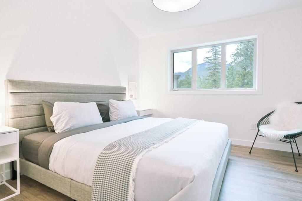 Oasis Getaway, Mins To Lake, King Bed, Dbl Garage Invermere Exterior photo