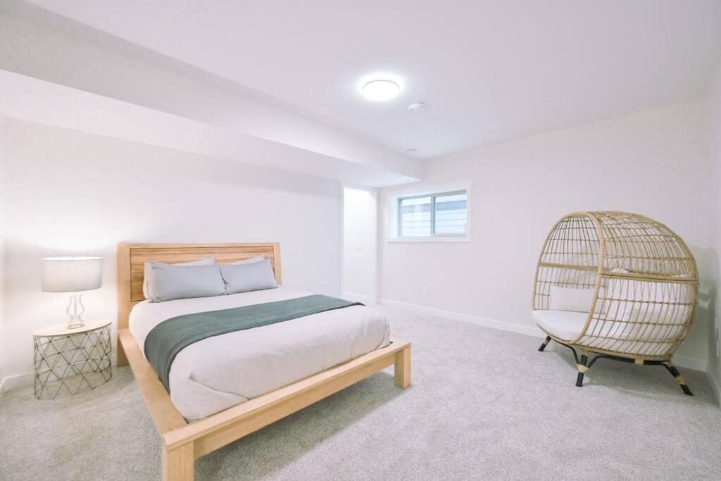 Oasis Getaway, Mins To Lake, King Bed, Dbl Garage Invermere Exterior photo